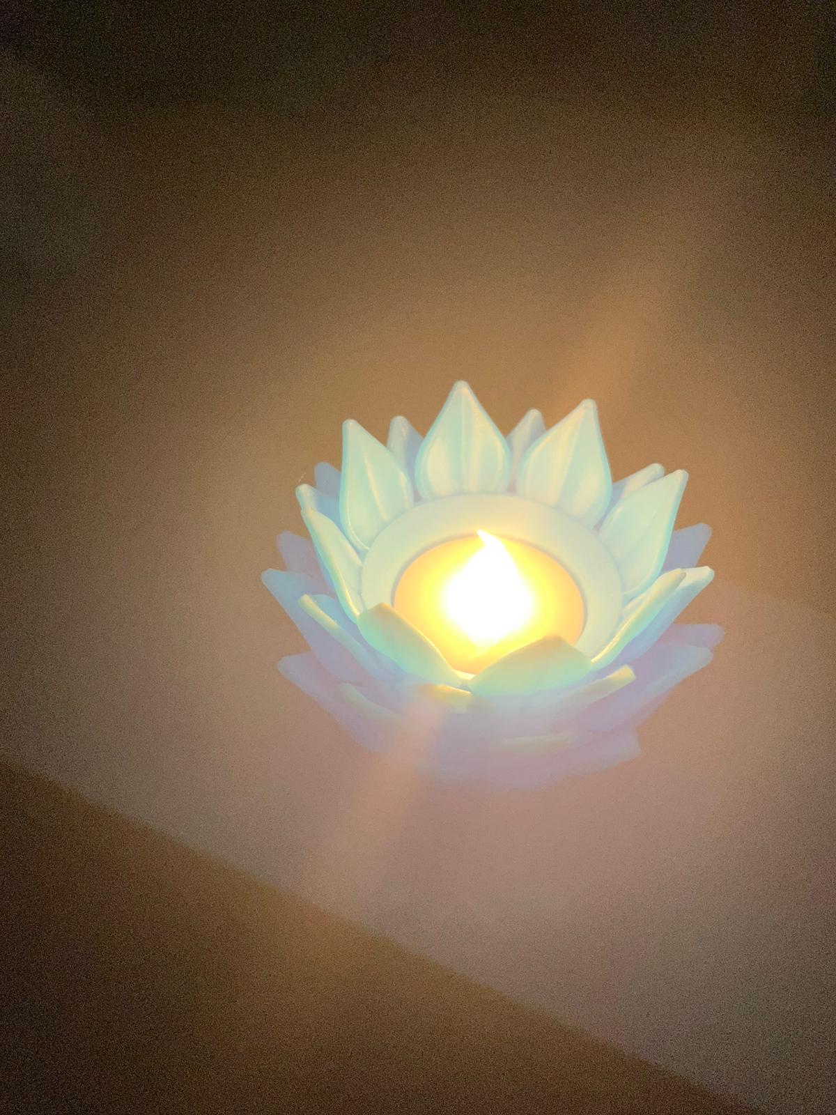 Lotus phosphorescent illuminé par une bougie LED chaude