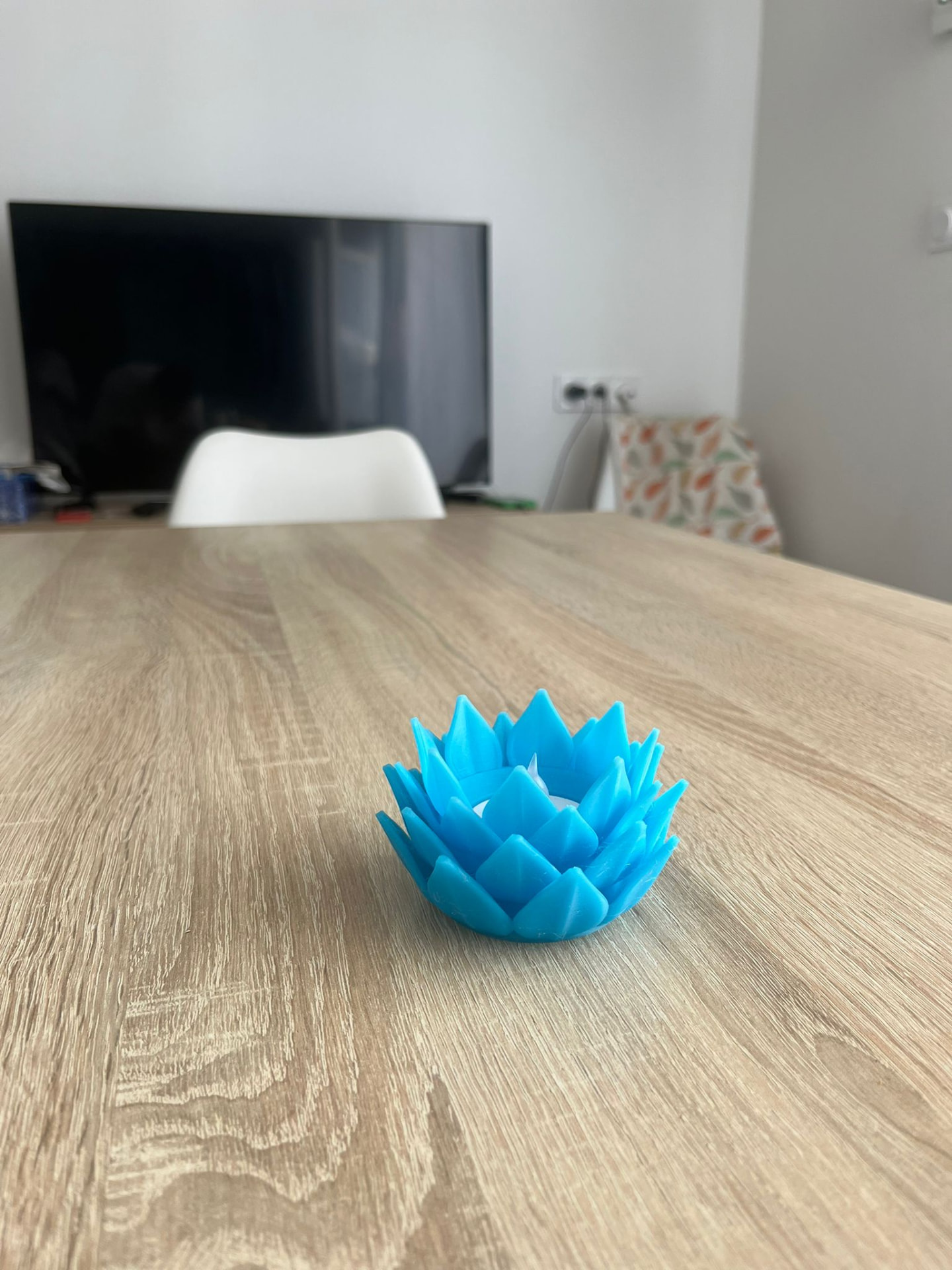 Le photophore lotus bleu posé sur une table
