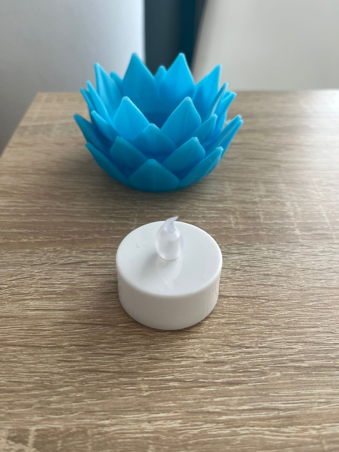 Le lotus imprimé en 3D et la bougie LED fournie