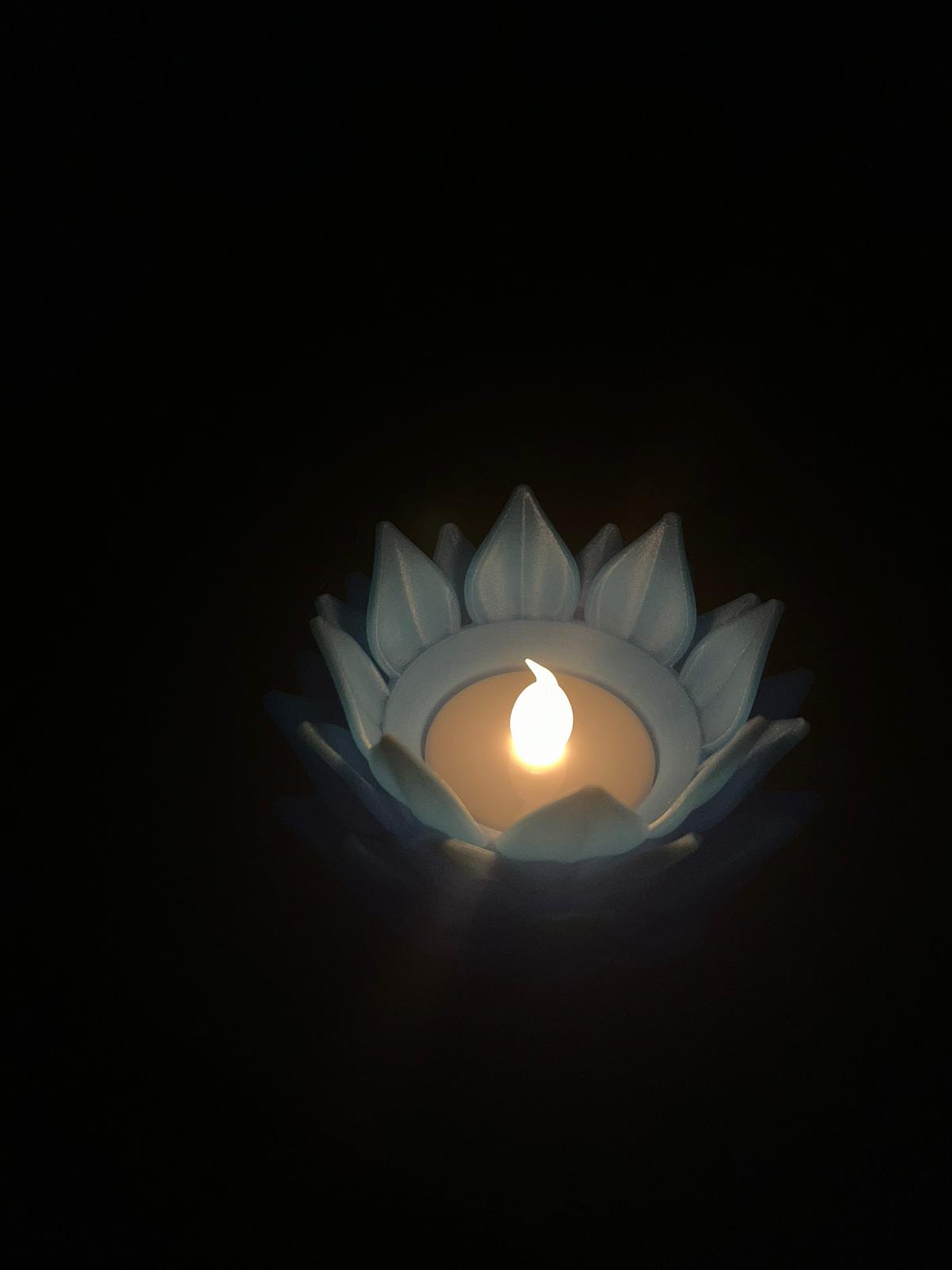 Photophore lotus 3D allumé d'une bougie LED dans l'obscurité